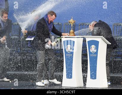 September 2014; Gleneagles, Perthshire, SCT; Jamie Donaldson Sprays Kapitän Paul McGinley (R) feiert nach den Einzelspielen am dritten Tag des Ryder Cup 2014 im Gleneagles Resort - PGA Centenary Course. Stockfoto