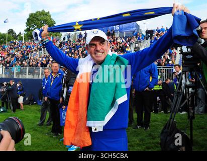 September 2014; Gleneagles, Perthshire, SCT; der europäische Kapitän Paul McGinley feiert das 15. Grün, nachdem Europa den Ryder Cup am dritten Tag des Ryder Cup 2014 auf dem Gleneagles Resort - PGA Centenary Course behielt. Stockfoto