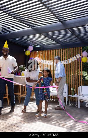 Geburtstagsfeier, Familienfeier mit Dekoration und Geschenken auf der sonnigen Terrasse Stockfoto