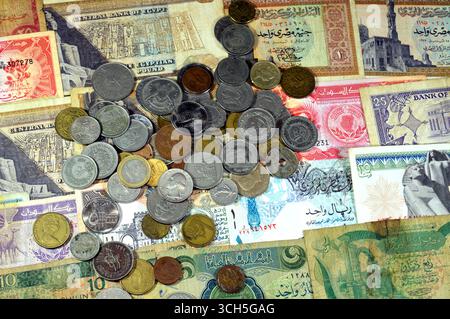 Hintergrund verschiedener Banknoten und Münzen verschiedener Länder der Welt, unterschiedlicher Zeiten und Werte, alte Retro-Bargeldscheine mit Stockfoto