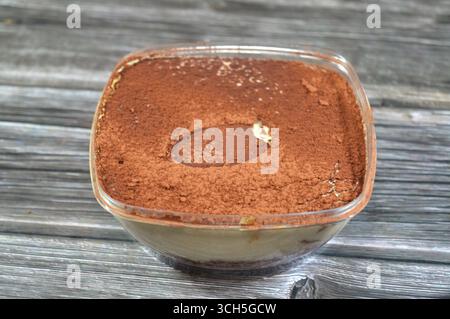 Tiramisu, ein italienisches Dessert aus Ladyfinger-Gebäck (Savoiardi), in Kaffee getaucht, mit einer Mischung aus Eigelb, Zucker und Mascarp Stockfoto
