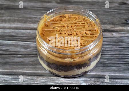 Biskuit cremig mit Kuchen, garniert mit Keks und Schichten mit Kuchen, ein weiches, zubereitetes Essen mit Schichten Schlagsahne, Kuchen und garniert mit Kekse Stockfoto
