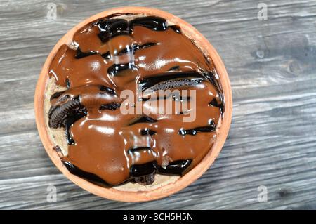 Kairo, Ägypten, 15. August 2025: Oreo Creamy mit Kuchen, garniert mit Schokoladenpaste und übereinander mit Kuchen, ein weiches, zubereitetes Essen mit Schichten von geschlagenem cr Stockfoto
