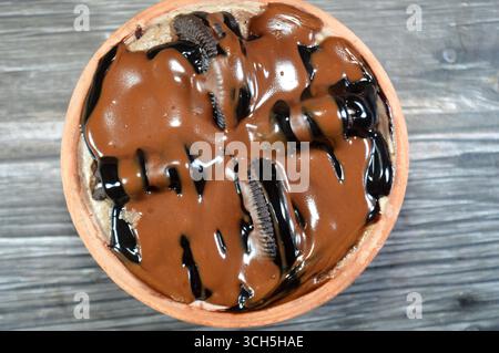 Kairo, Ägypten, 15. August 2025: Oreo Creamy mit Kuchen, garniert mit Schokoladenpaste und übereinander mit Kuchen, ein weiches, zubereitetes Essen mit Schichten von geschlagenem cr Stockfoto