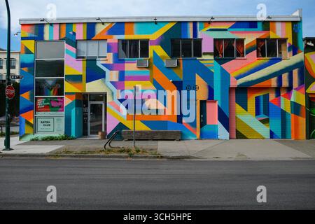 Ein farbenfrohes Wandgemälde an einem Gebäude in Mount Pleasant, Vancouver, BC. Stockfoto