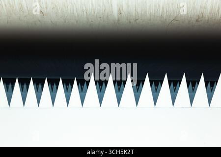 Die Kanten der Rotorblätter einer Windmühle mit gezackten Vorsprüngen, für den Transport gefaltet. Stockfoto