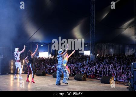 Jedburgh, Großbritannien. 31. August 2025. Vengaboys treten am zweiten Tag des EdgeFest 2025 in Lilliardsedge bei Jedburgh am 30. August 2025 auf. EdgeFest 2025, Musikfestival. Ein wachsendes Musikfestival in den schottischen Grenzen, das jetzt im dritten Jahr in Lilliardsedge in der Nähe von Jedburgh stattfindet. Musik und Unterhaltung für die ganze Familie, unter dem großen Dach. (Quelle: Rob Gray/Alamy Live News Stockfoto