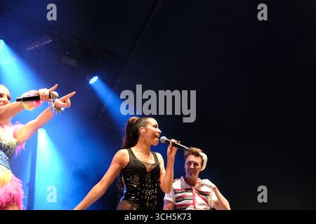 Jedburgh, Großbritannien. 31. August 2025. Vengaboys treten am zweiten Tag des EdgeFest 2025 in Lilliardsedge bei Jedburgh am 30. August 2025 auf. EdgeFest 2025, Musikfestival. Ein wachsendes Musikfestival in den schottischen Grenzen, das jetzt im dritten Jahr in Lilliardsedge in der Nähe von Jedburgh stattfindet. Musik und Unterhaltung für die ganze Familie, unter dem großen Dach. (Quelle: Rob Gray/Alamy Live News Stockfoto