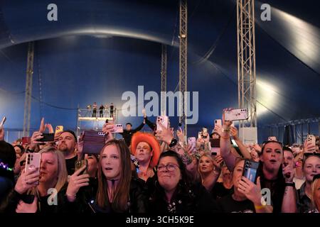 Jedburgh, Großbritannien. 31. August 2025. Vengaboys treten am zweiten Tag des EdgeFest 2025 in Lilliardsedge bei Jedburgh am 30. August 2025 auf. EdgeFest 2025, Musikfestival. Ein wachsendes Musikfestival in den schottischen Grenzen, das jetzt im dritten Jahr in Lilliardsedge in der Nähe von Jedburgh stattfindet. Musik und Unterhaltung für die ganze Familie, unter dem großen Dach. (Quelle: Rob Gray/Alamy Live News Stockfoto