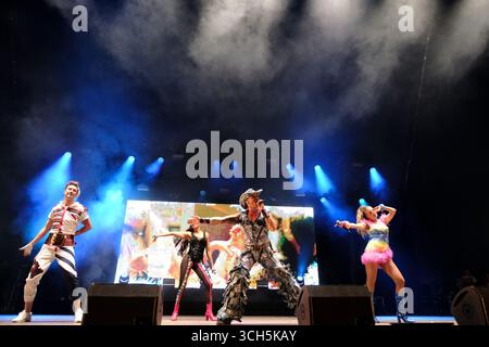 Jedburgh, Großbritannien. 31. August 2025. Vengaboys treten am zweiten Tag des EdgeFest 2025 in Lilliardsedge bei Jedburgh am 30. August 2025 auf. EdgeFest 2025, Musikfestival. Ein wachsendes Musikfestival in den schottischen Grenzen, das jetzt im dritten Jahr in Lilliardsedge in der Nähe von Jedburgh stattfindet. Musik und Unterhaltung für die ganze Familie, unter dem großen Dach. (Quelle: Rob Gray/Alamy Live News Stockfoto