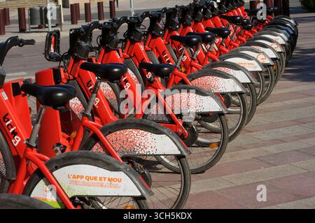 Fahrradverleih Fahrräder hintereinander geparkt, Barcelona, Spanien. Stockfoto