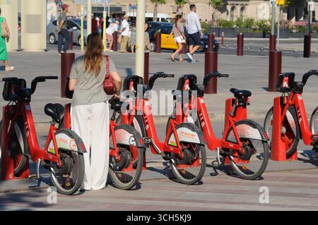 Fahrradverleih Fahrräder hintereinander geparkt, Barcelona, Spanien. Stockfoto