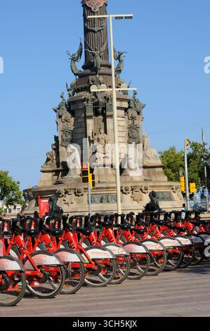 Fahrradverleih Fahrräder hintereinander geparkt, Barcelona, Spanien. Stockfoto