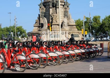 Fahrradverleih Fahrräder hintereinander geparkt, Barcelona, Spanien. Stockfoto