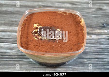 Tiramisu, ein italienisches Dessert aus Ladyfinger-Gebäck (Savoiardi), in Kaffee getaucht, mit einer Mischung aus Eigelb, Zucker und Mascarp Stockfoto