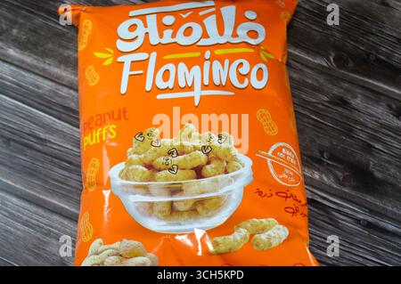 Kairo, Ägypten, 11. August 2025: Erdnussgeschmack Flaminco Puffcorn oder Maispuffs sind gepuffte oder extrudierte Maissnacks, die mit Maismehl zubereitet werden Stockfoto