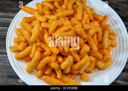 Käsegeschmack Puffcorn oder Maispuffs sind gepuffte oder extrudierte Maissnacks, die mit Maismehl zubereitet werden, die gebacken oder gebraten werden können, aus Maisgrieß, Reis, Stockfoto