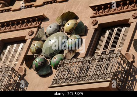Casa Bruno Cuadros mit Sonnenschirmen, die die Fassade auf La Rambla, Barcelona, Katalonien, Spanien schmücken. Stockfoto