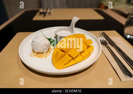 Eine Nahaufnahme Mango mit Klebreis auf dem Tisch. Stockfoto