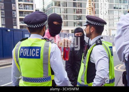 London, England, Großbritannien. 31. August 2025. Maskierte Gegenprotestierende werden von Polizisten zurückgehalten, während sich Demonstranten vor dem Britannia International Hotel in Canary Wharf zur Unterstützung von Migranten versammeln, wo Asylsuchende untergebracht sind, Teil der laufenden Demonstrationen, die im ganzen Vereinigten Königreich stattfinden. (Kreditbild: © Vuk Valcic/ZUMA Press Wire) NUR REDAKTIONELLE VERWENDUNG! Nicht für kommerzielle ZWECKE! Stockfoto