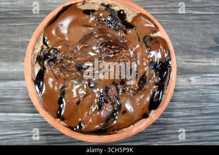 Sandwich-Keks cremig mit Kuchen, garniert mit Schokoladenpaste und mit Kuchen, ein weiches, zubereitetes Essen mit Schichten Schlagsahne, Kekse, Kuchen, Stockfoto
