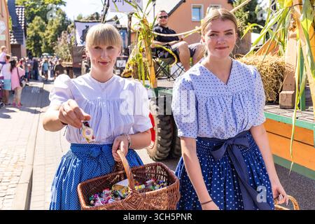 31. August 2025, Brandenburg, Burg (Spreewald): Frauen in traditionellen Spreewaldtrachten nehmen im Rahmen des Trachtenfestes an der Parade durch die Innenstadt teil. Foto: Frank Hammerschmidt/dpa Stockfoto