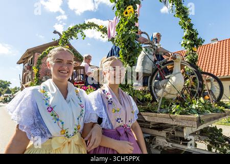 31. August 2025, Brandenburg, Burg (Spreewald): Frauen in Trachtenkostümen nehmen an der Parade durch die Innenstadt im Rahmen des lokalen und traditionellen Trachtenfestes teil. Foto: Frank Hammerschmidt/dpa Stockfoto