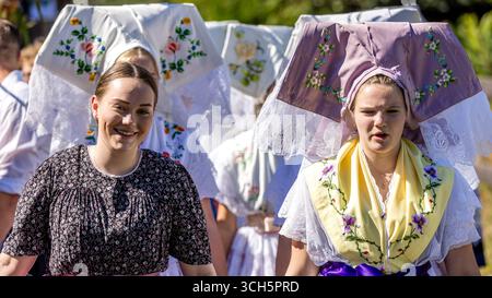 31. August 2025, Brandenburg, Burg (Spreewald): Frauen mit Spreewaldtracht nehmen im Rahmen des Heimat- und Trachtenfestes an der traditionellen Parade durch das Zentrum von Burger teil. Foto: Frank Hammerschmidt/dpa Stockfoto