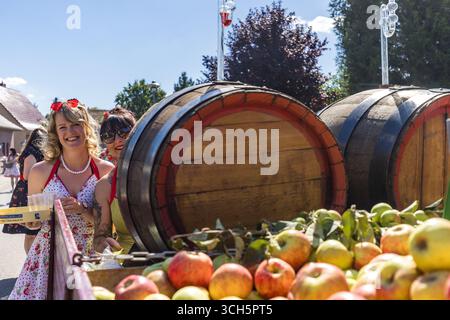 31. August 2025, Brandenburg, Burg (Spreewald): Mitarbeiter einer Burger-Obstziederei nehmen im Rahmen des Ortsgeschichte- und Trachtenfestes an der traditionellen Parade durch das Zentrum von Burger teil. Foto: Frank Hammerschmidt/dpa Stockfoto