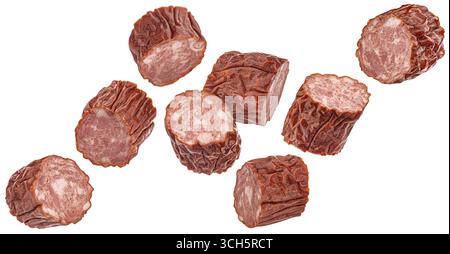 Polnische Kielbasa-Scheiben, gehackte geräucherte Wurst isoliert auf weißem Hintergrund, volle Schärfentiefe Stockfoto