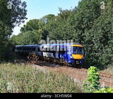 Auf der Bahnstrecke zwischen Hull und Bridlington kommt ein Northern Train 170477 aus dem Wald bei Lowthorpe, nachdem er Driffield verlassen hatte. Stockfoto