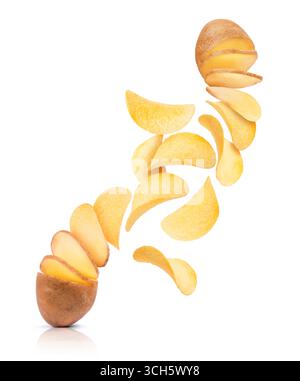 Kartoffelscheiben werden zu Pommes frites. Konzeptbild auf weißem Hintergrund Stockfoto