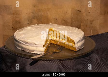 Madrid 15. februar 2025 hausgemachter Karottenkuchen aus Walnüssen, geeist mit Frischkäse. Süßes Dessert. Teller mit köstlichem Karottenkuchen in Madrid Spai Stockfoto