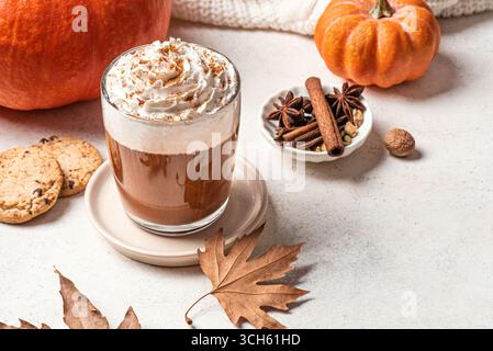 Tasse Kürbis Spice Latte Kaffee mit Kürbissen und Keksen. Saisonale, gemütliche Herbstkomposition mit Kaffee und Gewürzen. Stockfoto