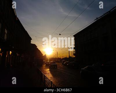 Die Straßen von Lemberg werden bei Sonnenuntergang lebendig Stockfoto