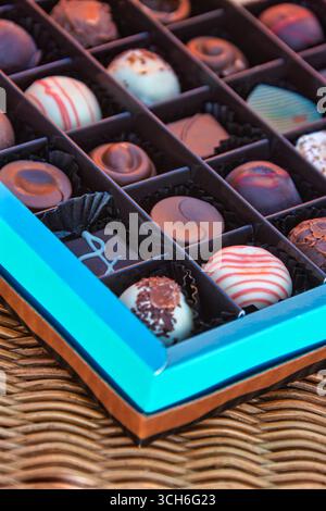 Elegante Schokoladenauswahl in einer Schachtel, perfekt für ein luxuriöses Geschenk. Genießen Sie den exquisiten Luxus einer Gourmet-Schokoladensammlung pro Person Stockfoto