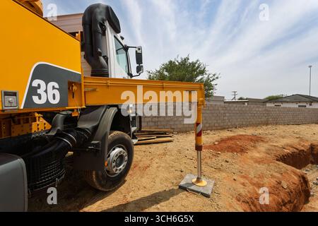 Lkw-montierte Betonpumpe, auf einer Baustelle, um den Fundamentgraben mit Beton zu füllen Stockfoto