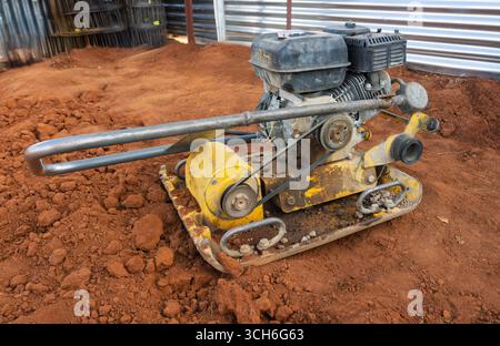 Vibrationsstampfer, Schmutzverdichter, Bodenplattenverdichter, auf der Baustelle Stockfoto