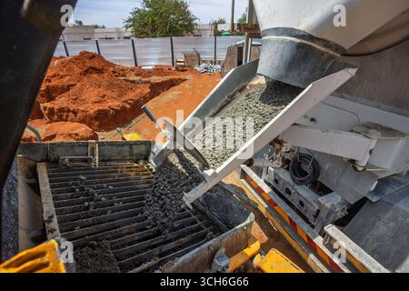 Lkw-montierte Betonpumpe, auf einer Baustelle, um den Fundamentgraben mit Beton zu füllen Stockfoto