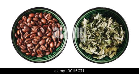 Auswahl an Kaffee und Tee. Geröstete Bohnen und getrocknete Blätter in Schüsseln. Zutaten für Heißgetränke zum Brühen. Natürliches Morgengetränk. Gesunder Lebensstil. Stockfoto