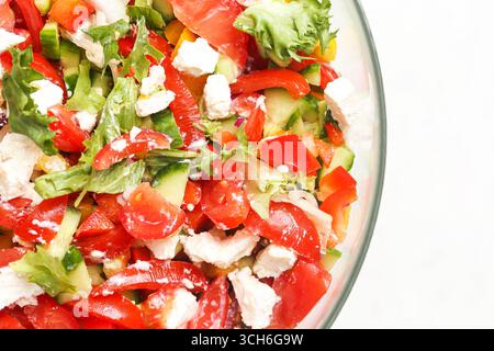 Griechischer Salat mit frischem Gemüse. Tomatengurken, Paprika, Zwiebeln und Käse. Gesunde Mahlzeit in der Glasschale. Traditionelles mediterranes Rezept. Stockfoto