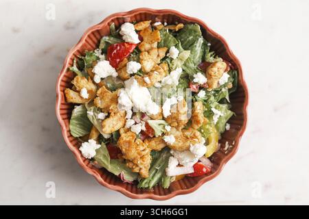 Caesar Salat mit Huhn. Frische Salatblätter mit Croutons und Käse. Gesunde Mahlzeit in Keramikschüssel. Traditionelles Rezept für Diät. Stockfoto