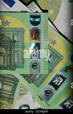 Euro-Banknoten zeigen bemerkenswerte Designmerkmale, darunter holografische Elemente und einzigartige Muster. Im Mittelpunkt der Veranstaltung steht die Währungsaufwertung, die die künstlerische und wirtschaftliche Bedeutung in Europa verdeutlicht. Stockfoto