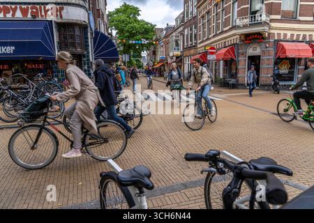 Radfahren im Stadtzentrum von Groningen, Altstadt, Niederlande, Stockfoto