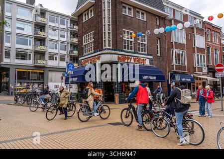 Radfahren im Stadtzentrum von Groningen, Altstadt, Niederlande, Stockfoto
