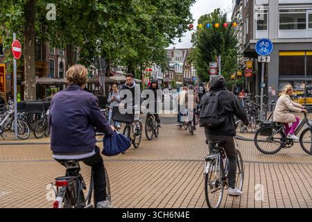 Radfahren im Stadtzentrum von Groningen, Altstadt, Niederlande, Stockfoto