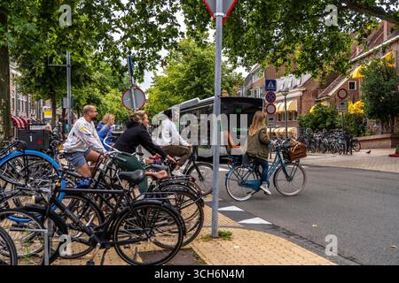 Radfahren im Stadtzentrum von Groningen, Altstadt, Niederlande, Stockfoto
