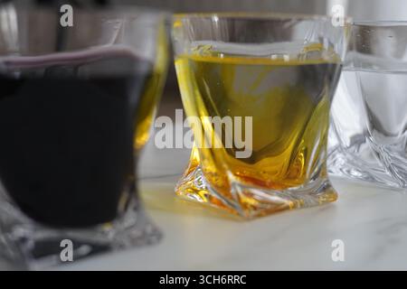 Bunte Auswahl an alkoholischen Getränken in eleganten Gläsern Stockfoto