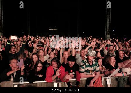 Jedburgh, Großbritannien. 31. August 2025. Travis trat am 30. August 2025 am zweiten Bühnenschlusstag des EdgeFest 2025 in Lilliardsedge nahe Jedburgh auf. EdgeFest 2025, Musikfestival. Ein wachsendes Musikfestival in den schottischen Grenzen, das jetzt im dritten Jahr in Lilliardsedge in der Nähe von Jedburgh stattfindet. Musik und Unterhaltung für die ganze Familie, unter dem großen Dach. (Quelle: Rob Gray/Alamy Live News Stockfoto