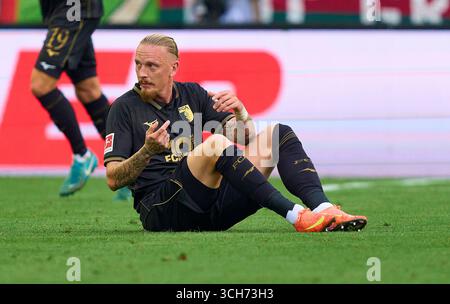Augsburg, Deutschland. 30. August 2025. Marius Wolf von Augsburg mit Knieverletzung im Spiel FC AUGSBURG – FC BAYERN München 2-3 am 30. August 2025 in der WWK Arena Augsburg. Saison 2025/2026, 1.Bundesliga, FCB, Spieltag 2, 2.Spieltag Fotograf: ddp Images/STAR-Images - DFL-VORSCHRIFTEN VERBIETEN JEDE VERWENDUNG VON FOTOS als BILDSEQUENZEN und/oder QUASI-VIDEO - Credit: ddp Media GmbH/Alamy Live News Stockfoto